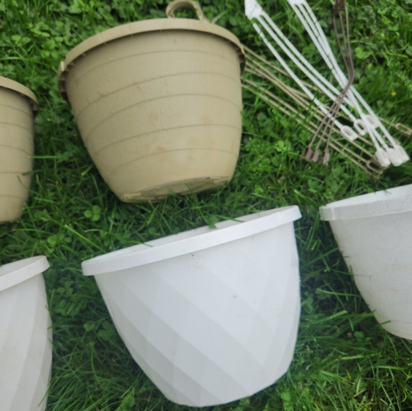 5 Plastic Hanging Flower Pots - Picture 3 of 7